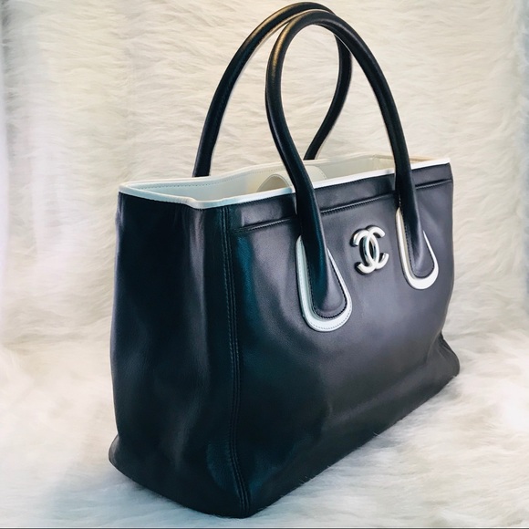 CHANEL Ultra Soft Executive Cerf Tote Black - Picture 2 of 8